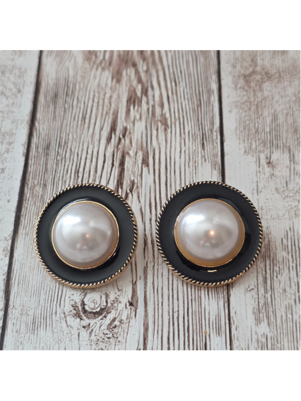 Women's Pearl Stud Earrings Black Gold NWOT